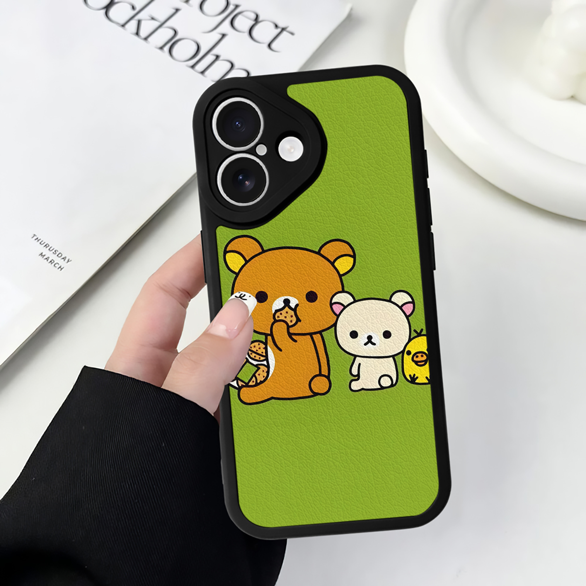 （画像用） リラックマ リラックマ キイロイトリ Rilakkuma Korilakkuma Kiiroitori 【iPhone 16シリーズ対応】シリコンスマホケース（レザー調） 材質：シリコン